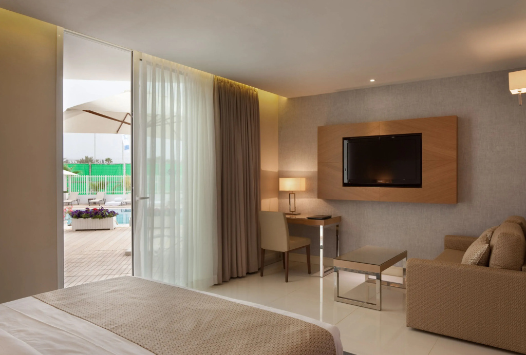 Deluxe Double room (full double bed)