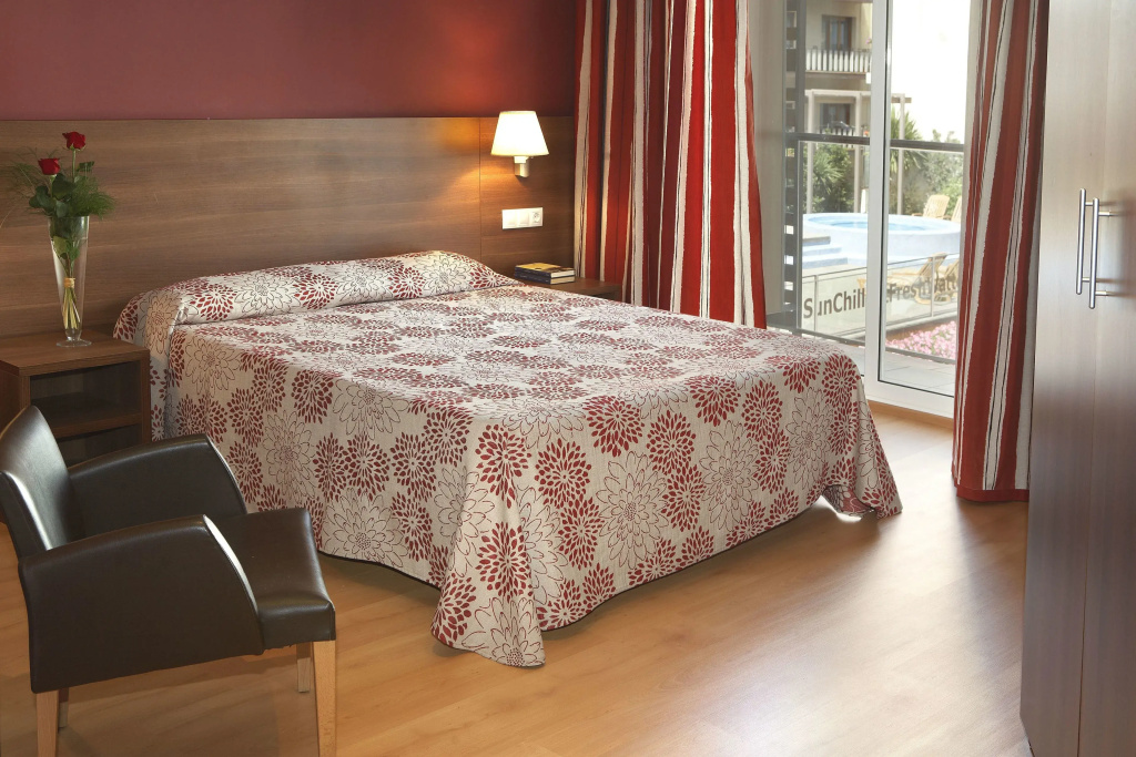 Double room (full double bed)