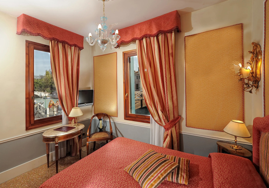 Standard Double room with canal view (full double bed)