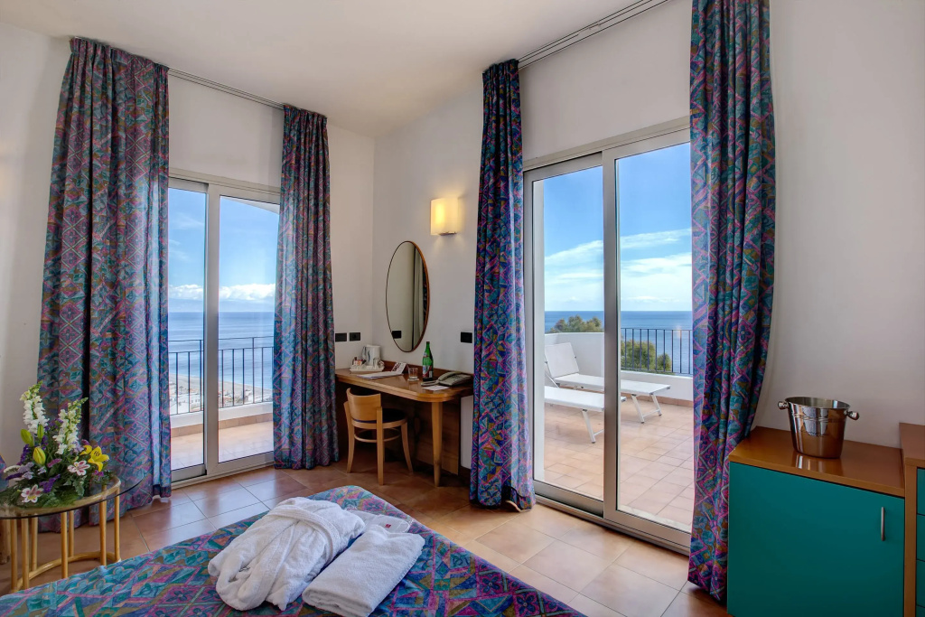 Standard Double room with sea view (full double bed)