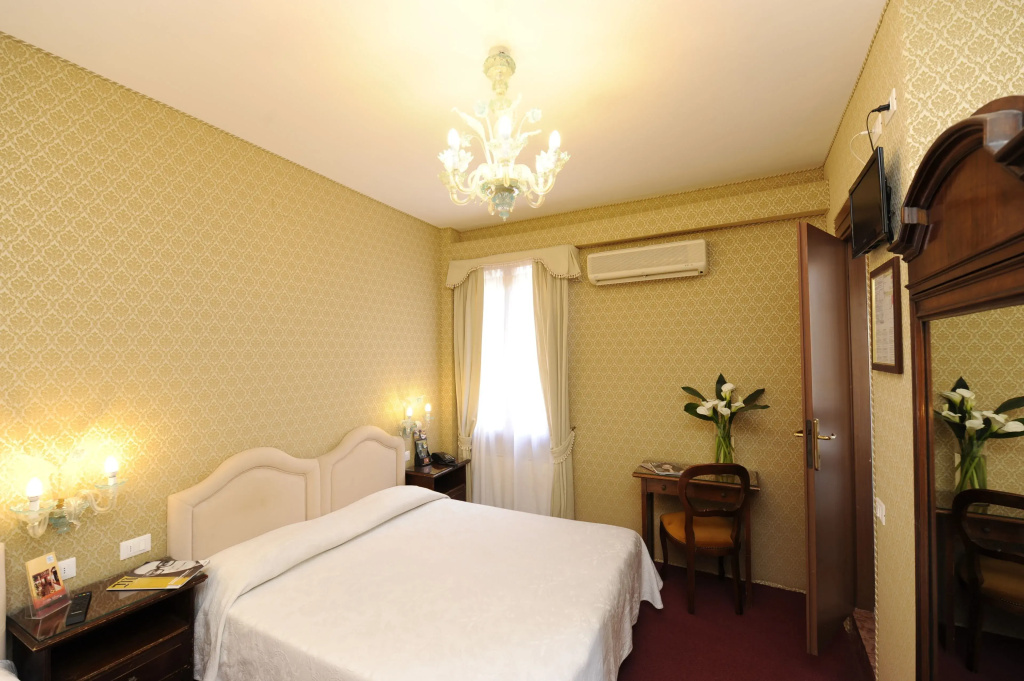 Double room (full double bed)