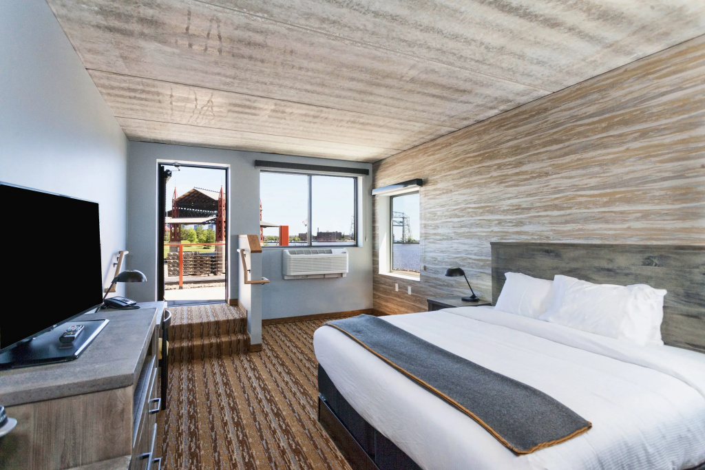 Standard Double room with harbour view (full double bed)