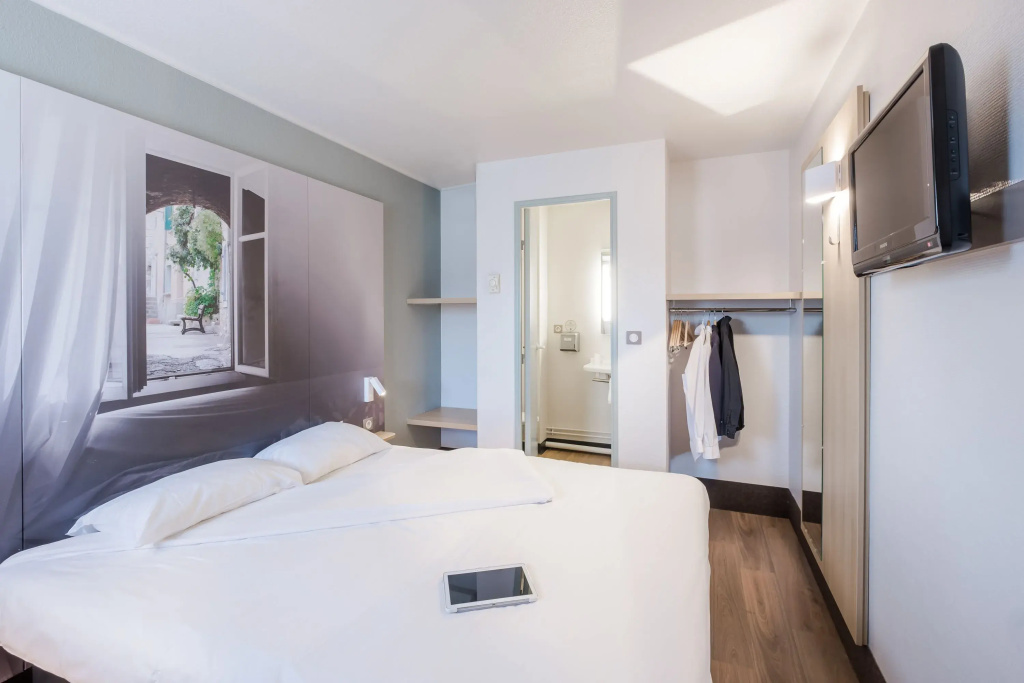 Double room (full double bed)