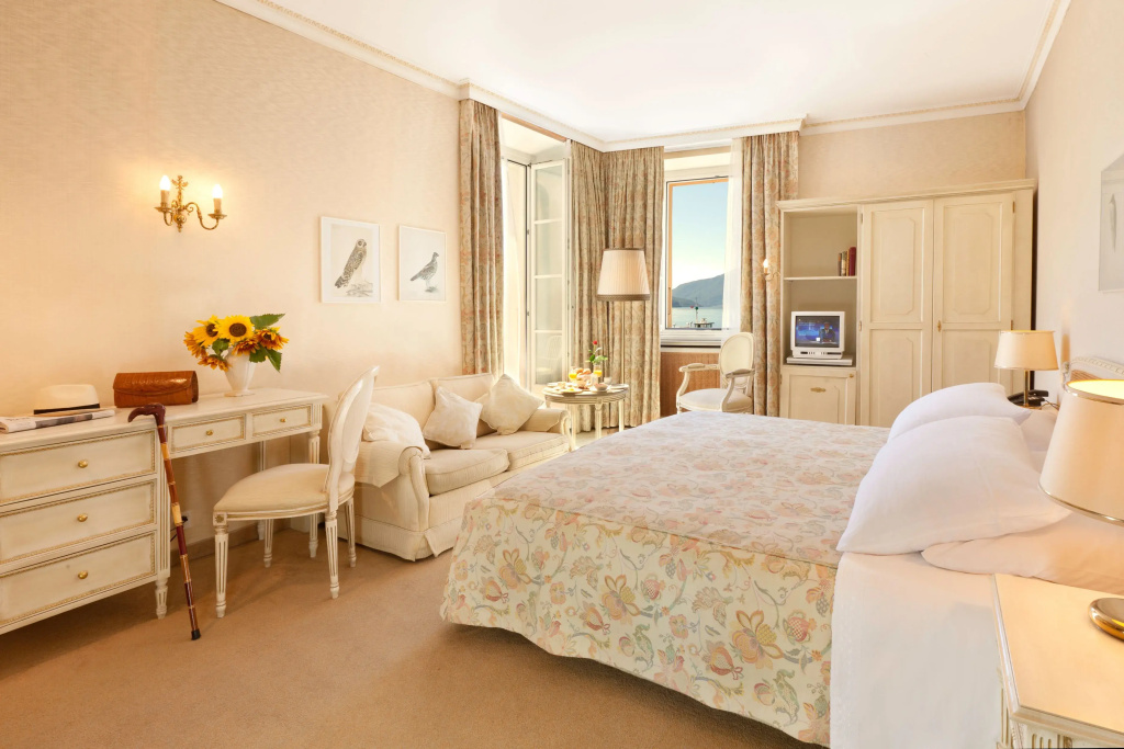 Standard Double room with lake view (full double bed)