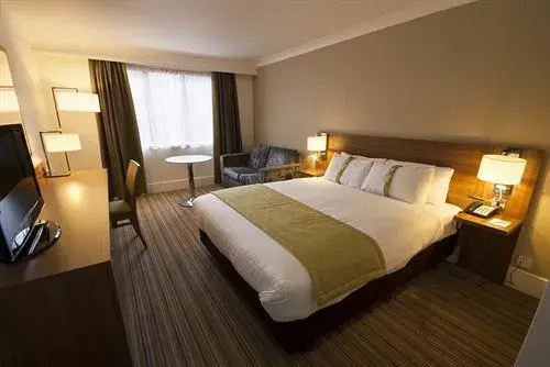 Holiday Inn Cardiff - North M4 by IHG - Chambres