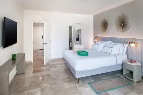 The Level Swim-Up Double Suite (full double bed)