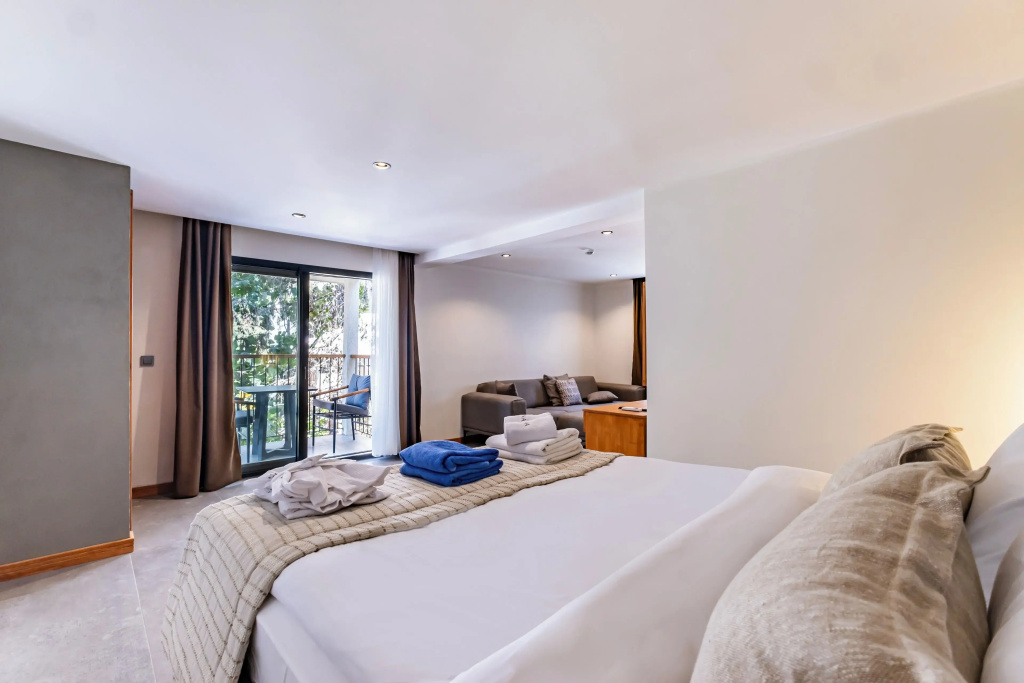 Double Suite with garden view (full double bed)