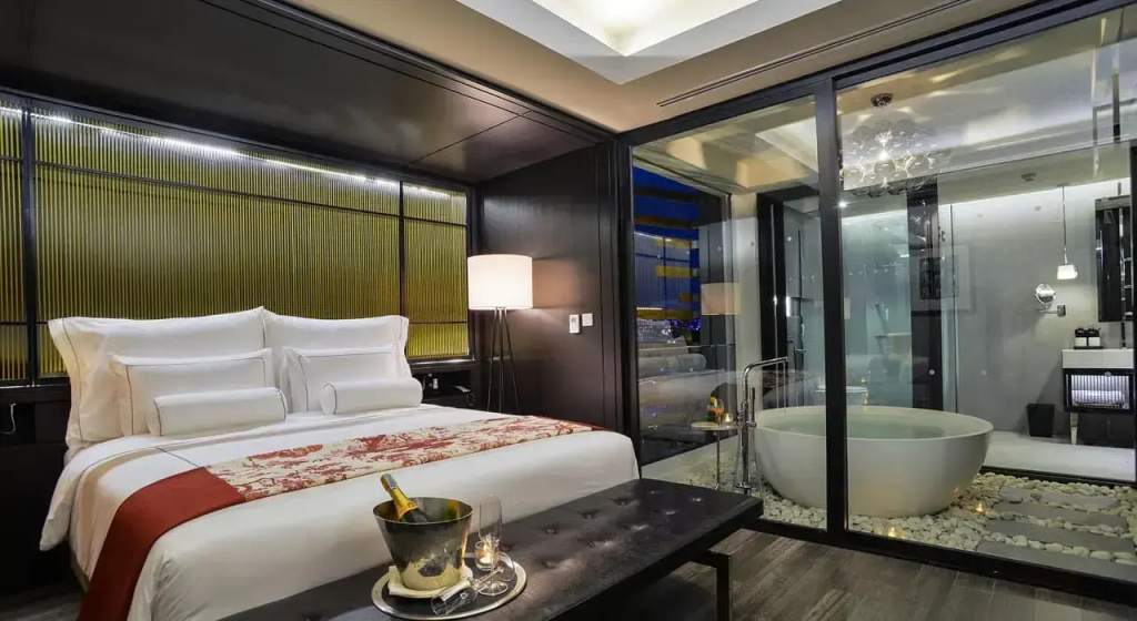 Manor Double Suite full double bed