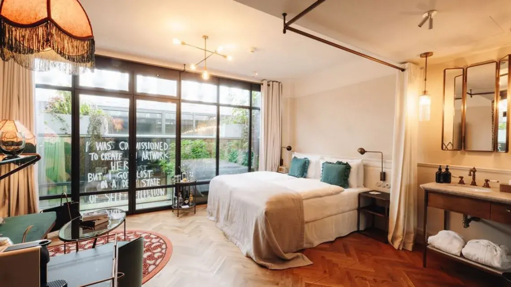 Art Deluxe Double room (full double bed)