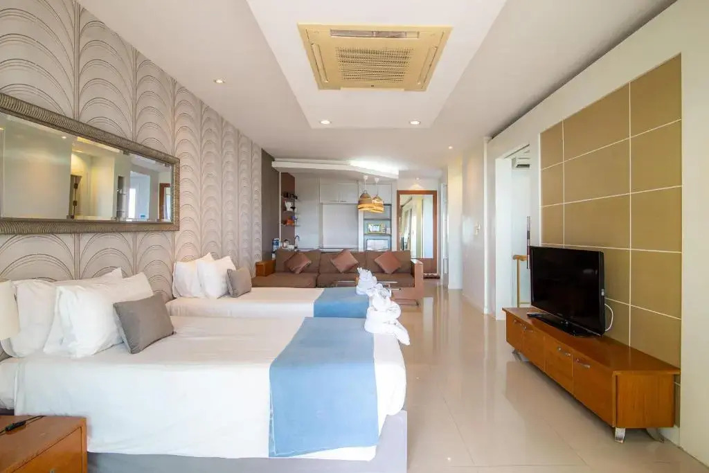 Семейный люкс с видом на море в Royal Beach View Suites