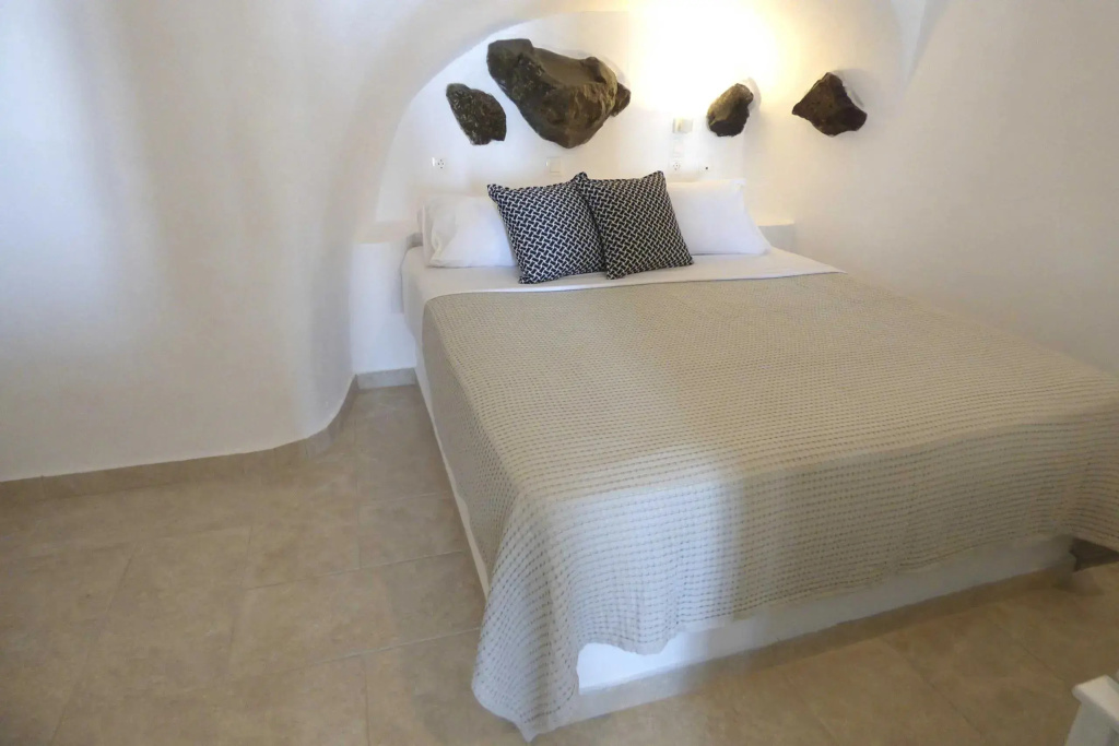 Cave Double Suite with Outdoor Jacuzzi (full double bed)