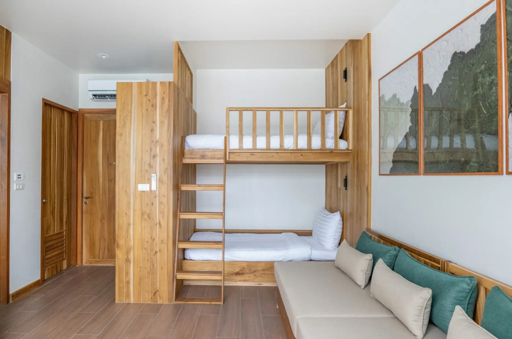 Deluxe Quadruple Family room