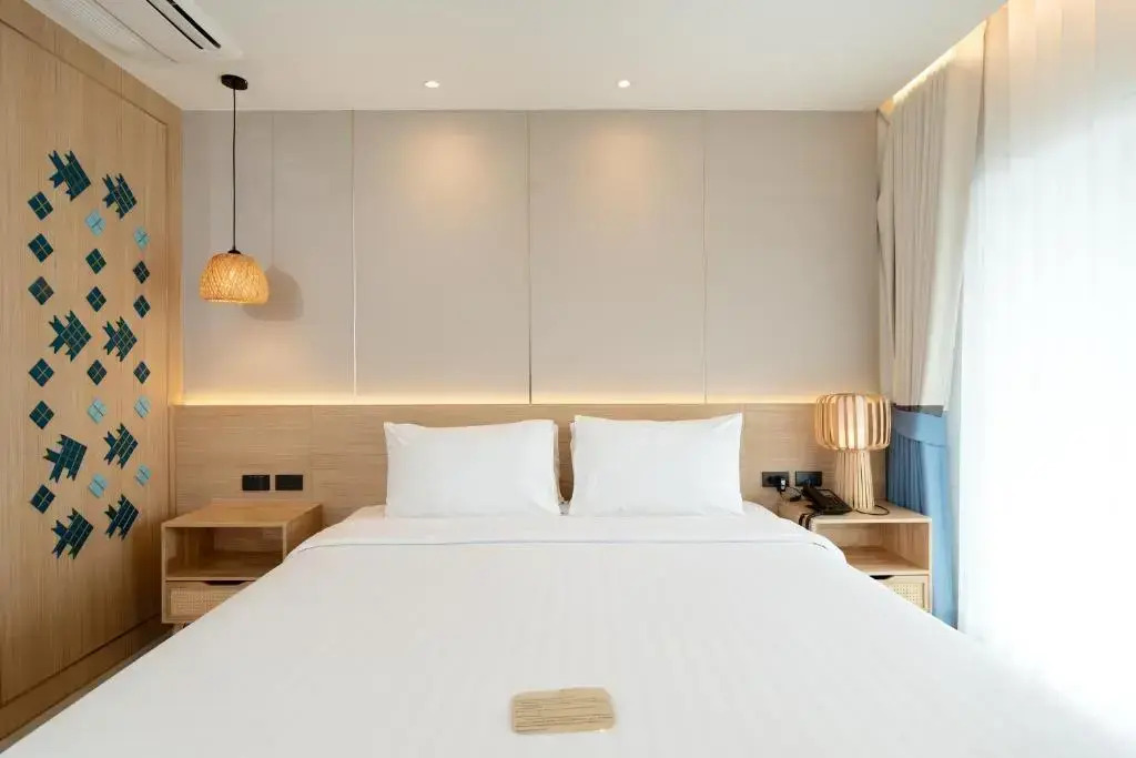 Двухместный номер Deluxe с балконом и с видом на море двуспальная кровать в Jomtien Thani Hotel