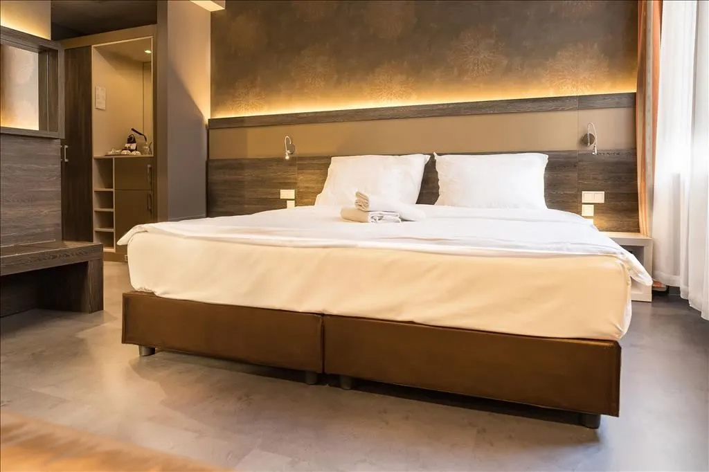 Deluxe Double room (full double bed)
