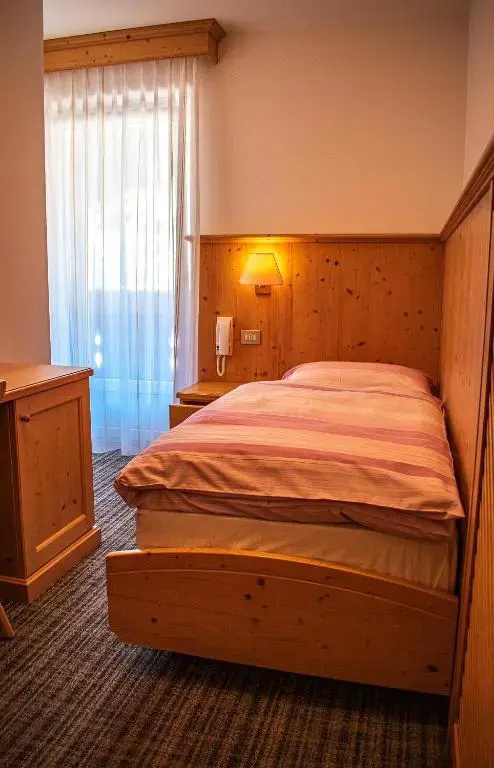 Single room with mountain view