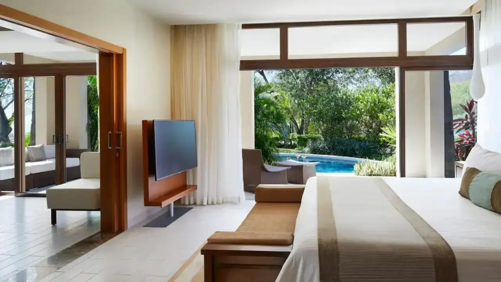 Master Preferred Club Swim Out Double Suite oceanfront full double bed