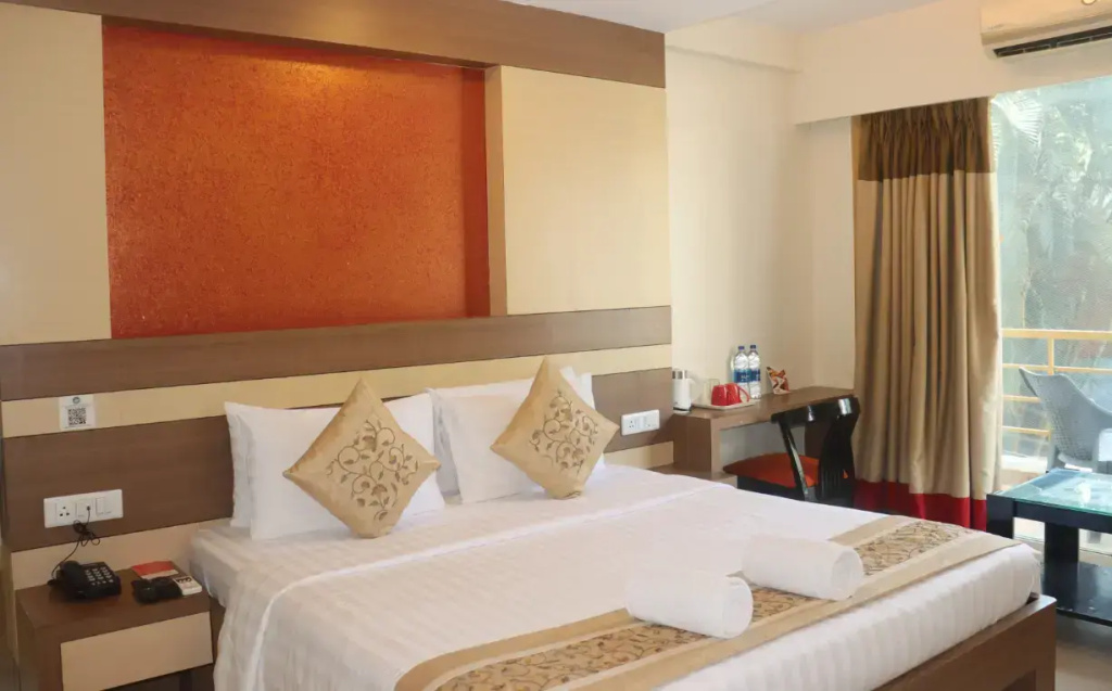 Premium Double room with balcony and with pool view (full double bed)