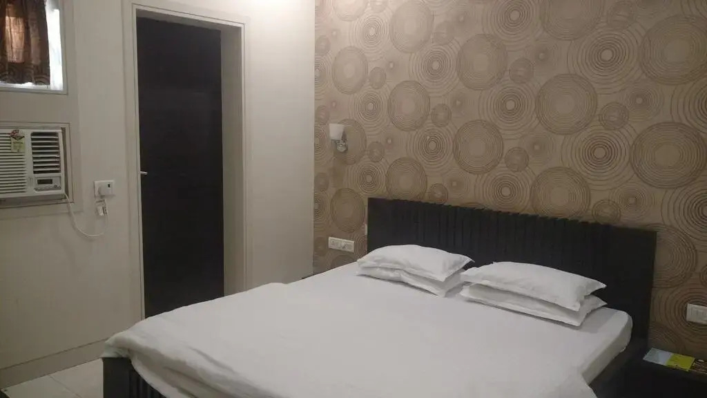 Pals Hotel Parel by null