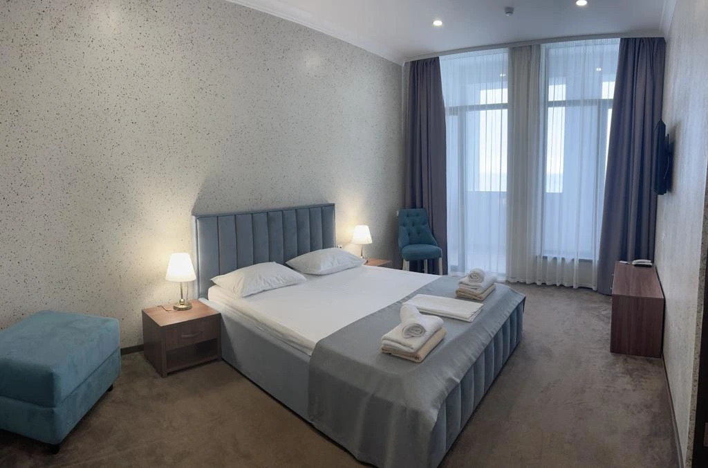 Двухместный люкс с 2 комнатами с видом на море двуспальная кровать в Нарт