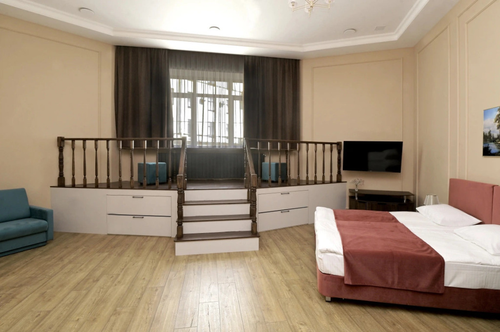 Трёхместные апартаменты с подиумом и собственной кухней в Дом паломника на Владимирской