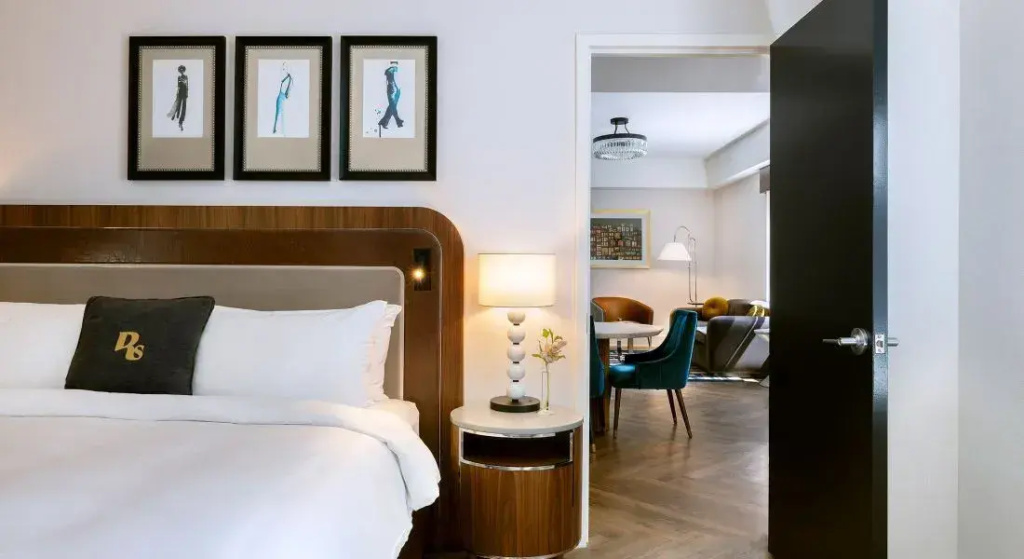 Double Suite with balcony (full double bed)