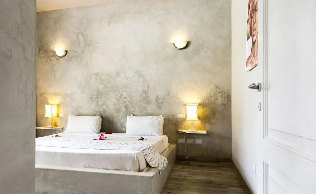 Deluxe Double Suite (full double bed)