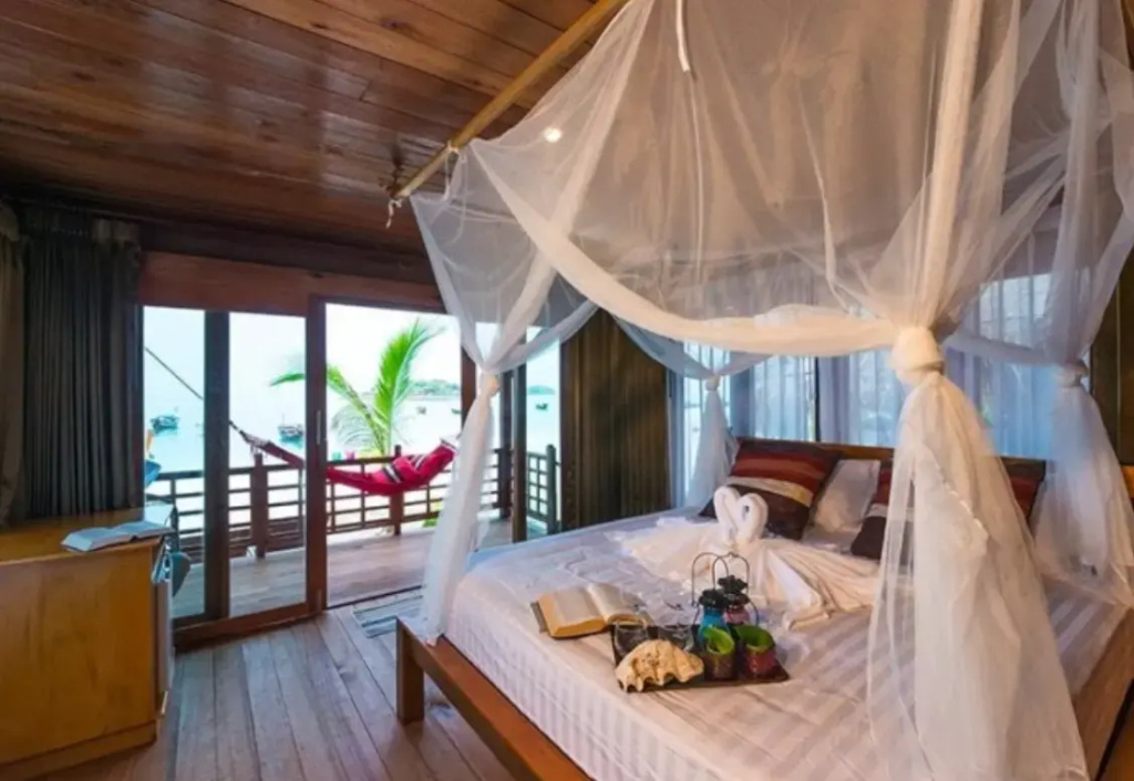 Premium Air-Conditioned Double Bungalow beachfront (full double bed)