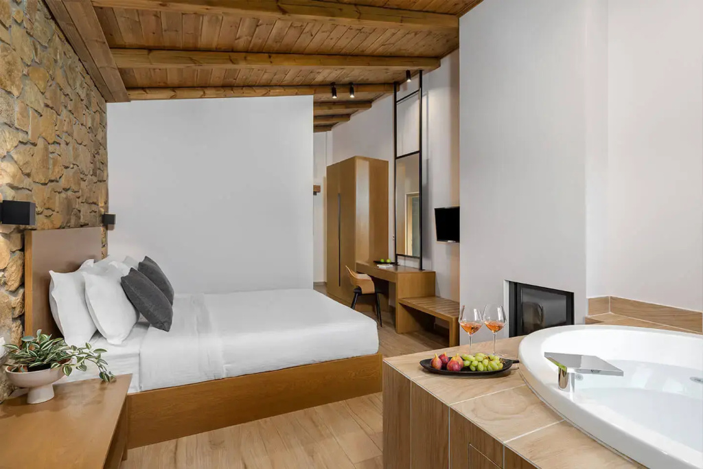 Superior with Jacuzzi Double room (full double bed)