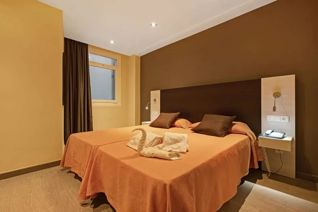 Interior Double room (full double bed)