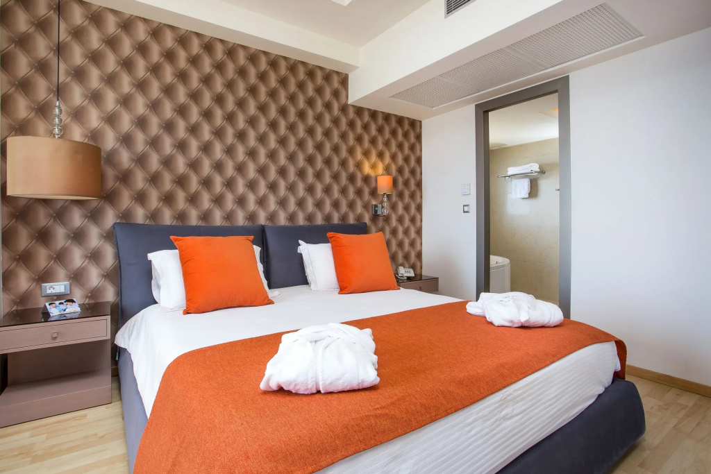 Sky Double Suite with panoramic view (full double bed)