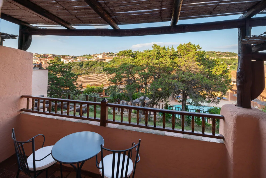 Deluxe Double room with pool view (full double bed)