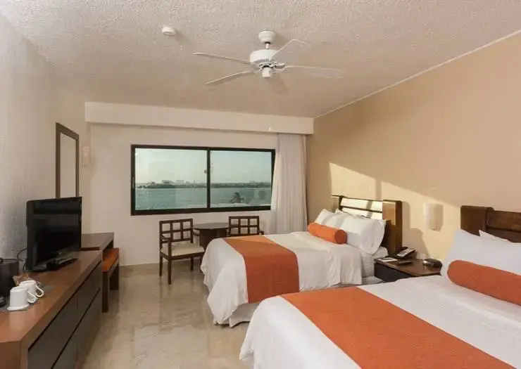 Deluxe room with balcony and Lagoon view