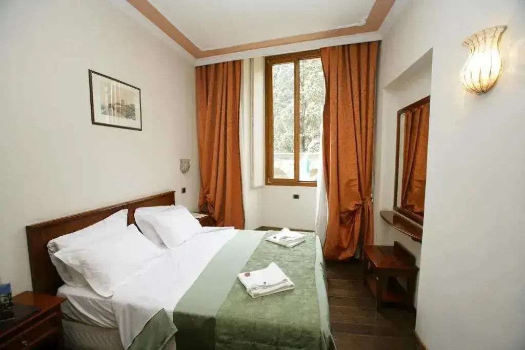 Double room with city view (full double bed)
