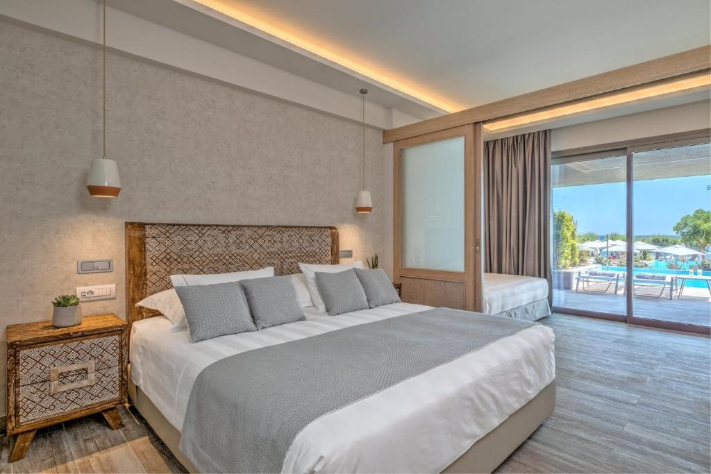 Family Swim-Up Quadruple room with sea view