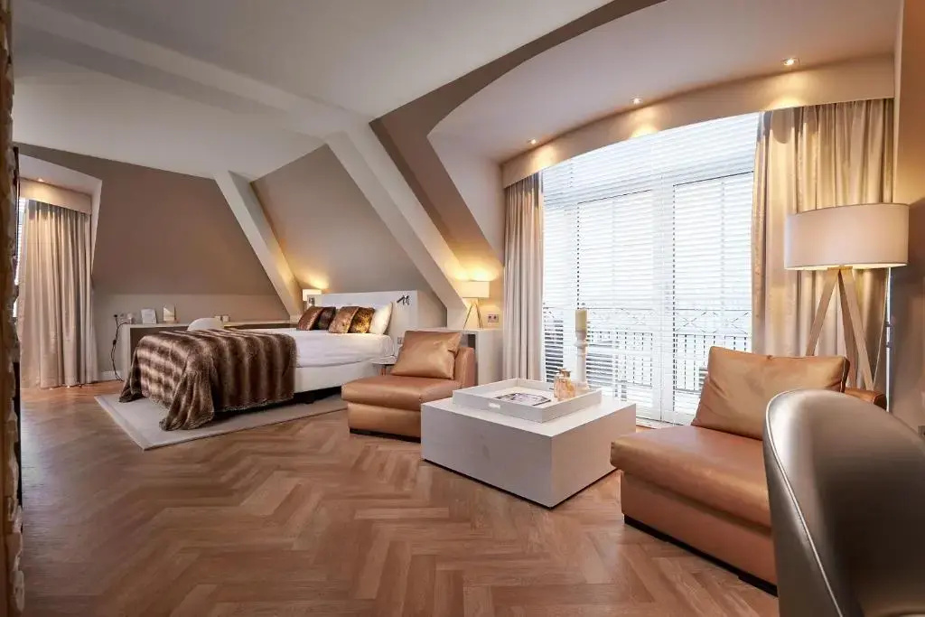 Double Suite with sunrise view (full double bed)