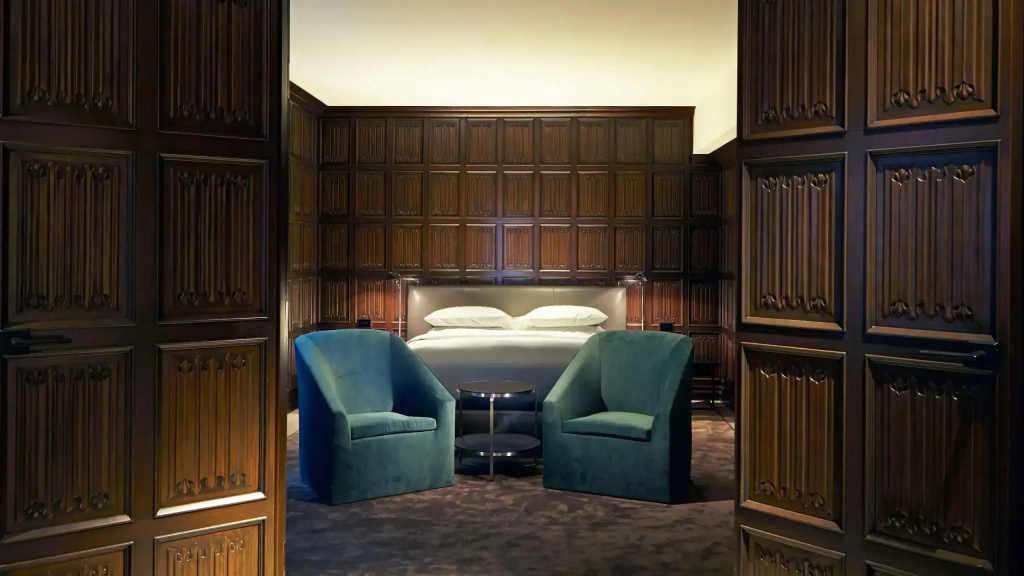 Presidential Double Suite with city view full double bed