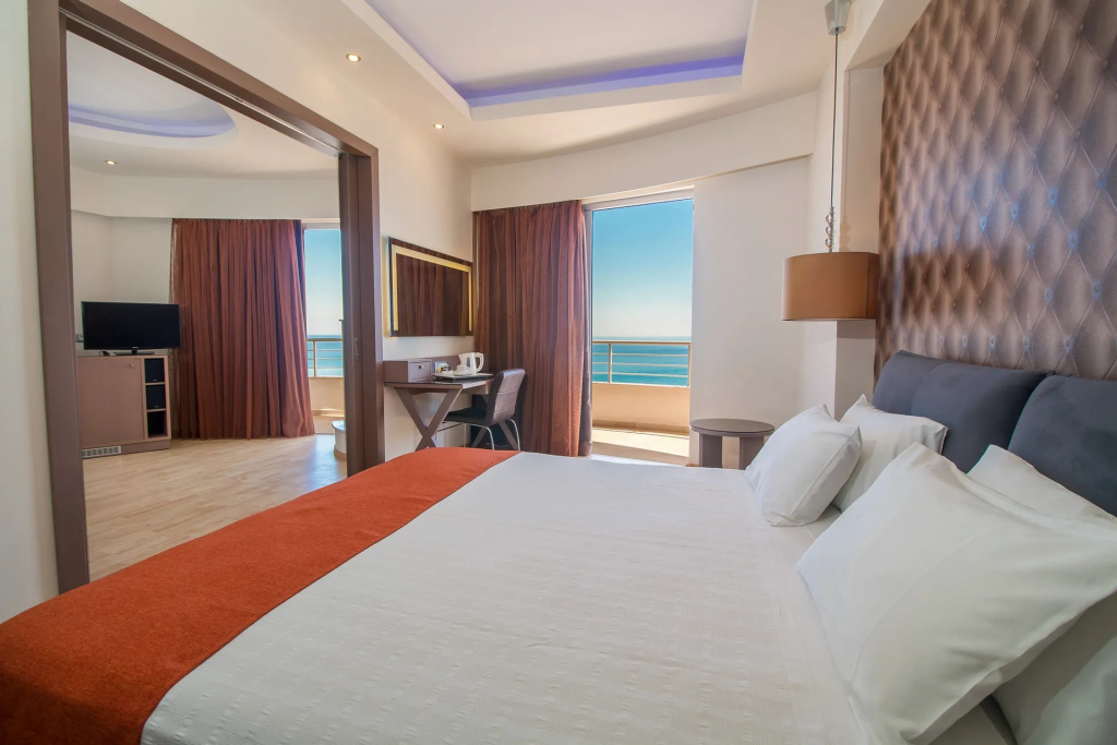 Double Suite with panoramic view (full double bed)