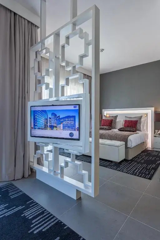 Grand Club Double Suite full double bed