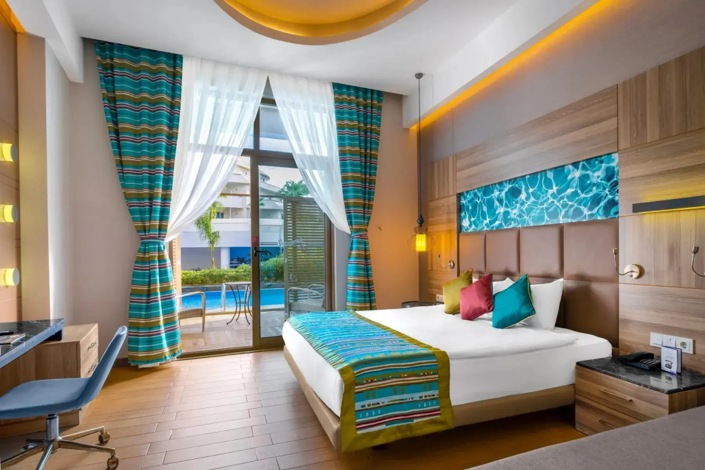 Swim Up Double room (full double bed)