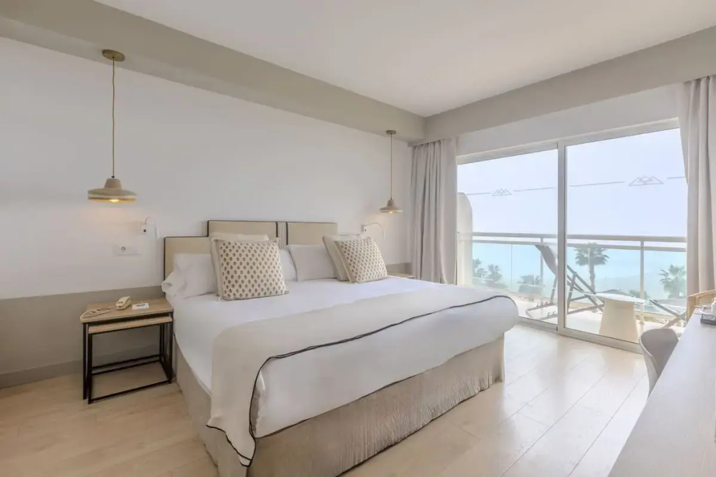 Superior Double room with sea view (full double bed)