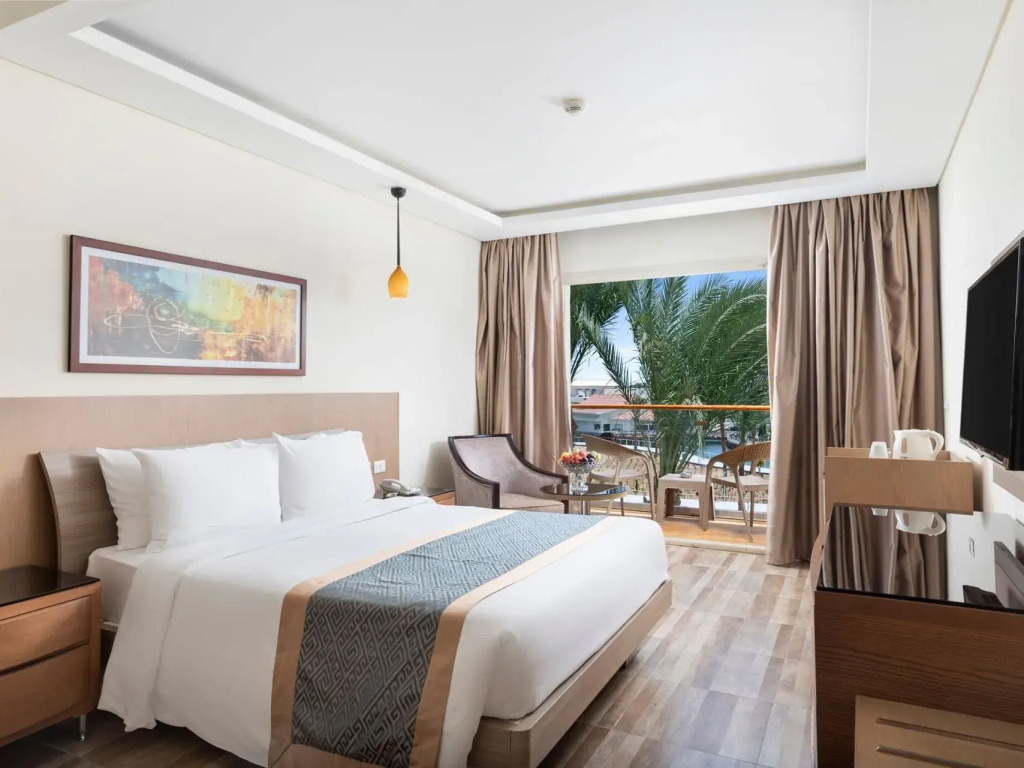 Номер семейный с красивым видом из окна в Pickalbatros Dana Beach Resort - Hurghada