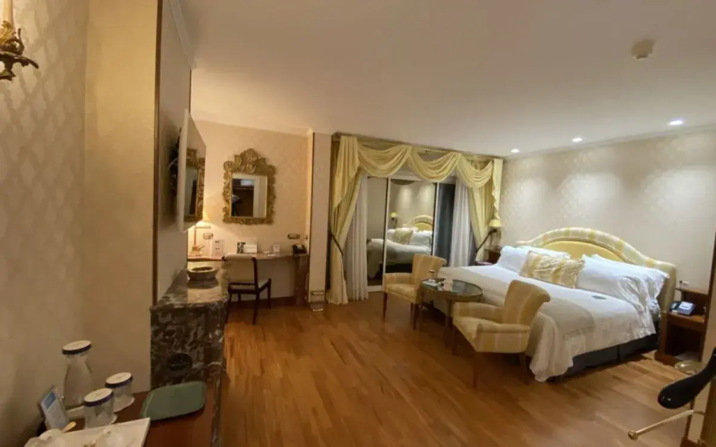 Romantic Cozy Tower Double Suite seafront (full double bed)