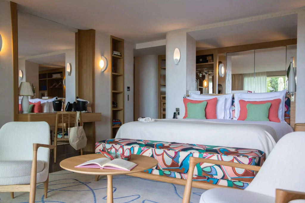 Junior Suite with partial sea view