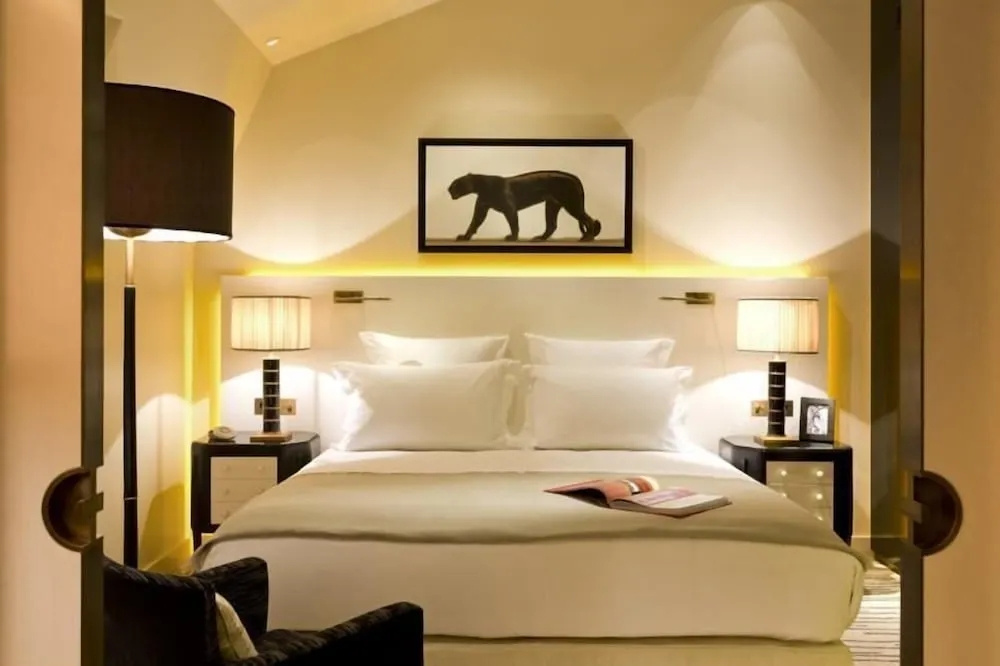 Montaigne Double Suite (full double bed)