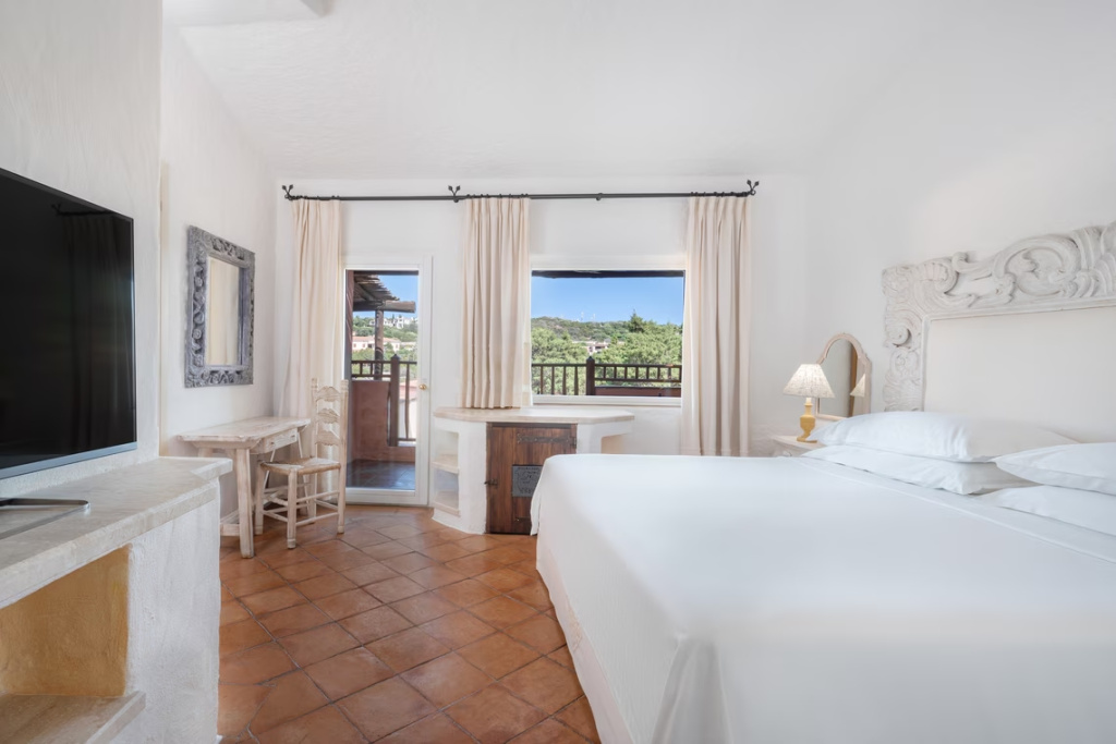 Superior Double room with courtyard view (full double bed)