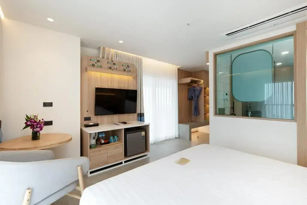 Двухместный номер Deluxe с балконом и с видом на море двуспальная кровать в Jomtien Thani Hotel