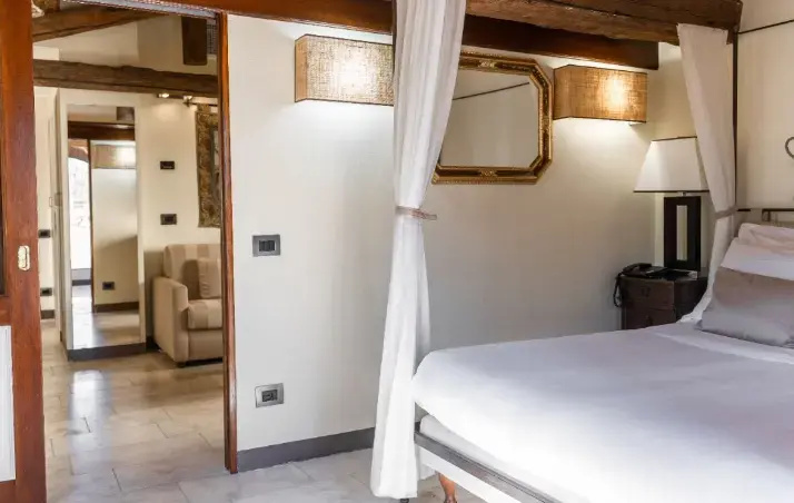 Double Suite with balcony (full double bed)