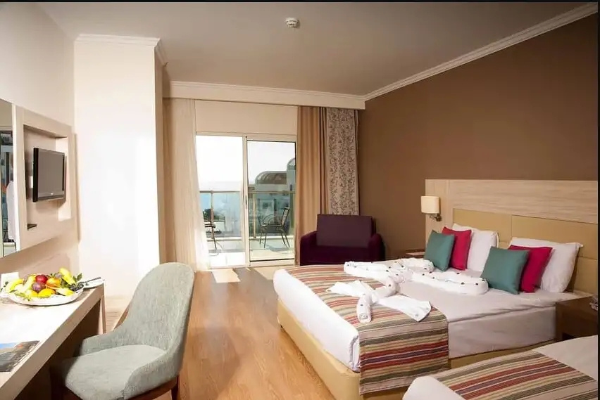 Double Junior Suite with land view (full double bed)