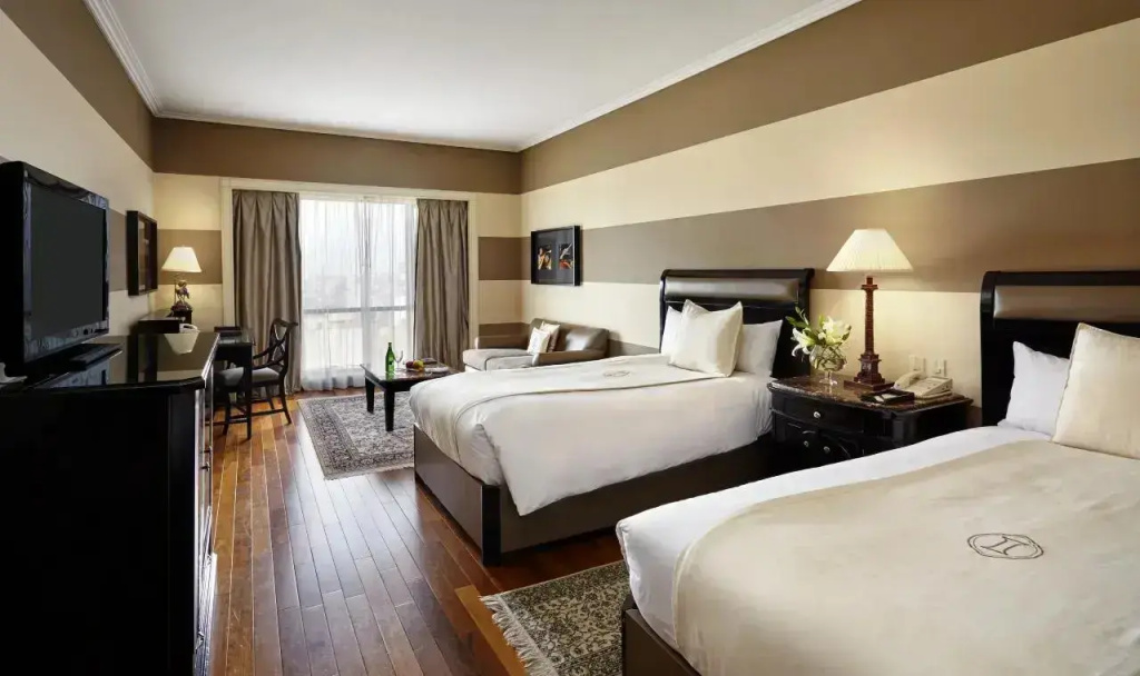 Club InterContinental Living Area Double room (twin beds)