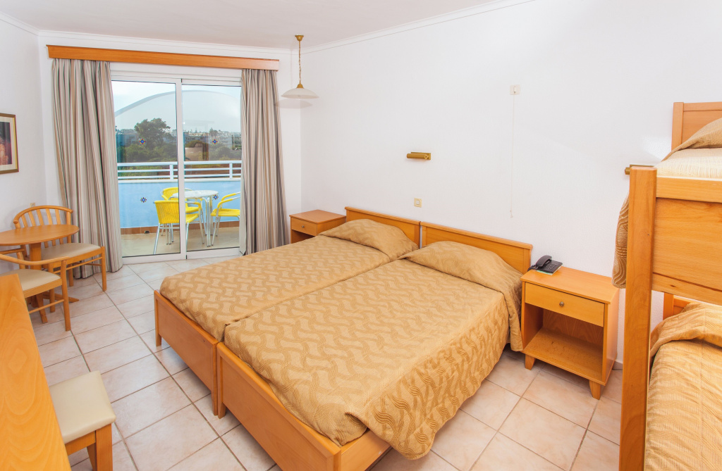 Double room with partial sea view (full double bed)